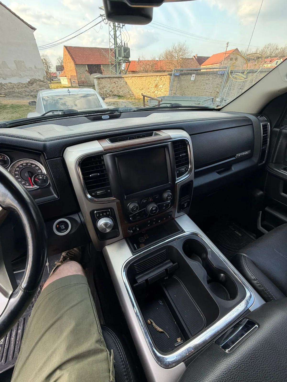 Ram 1500 Laramie — interiér po dovozu