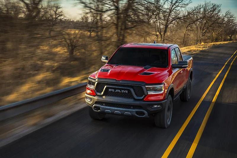 Ram 1500 Rebel — červená, pohled zepředu