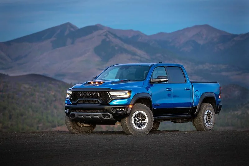 Ram 1500 TRX — modrá, boční pohled